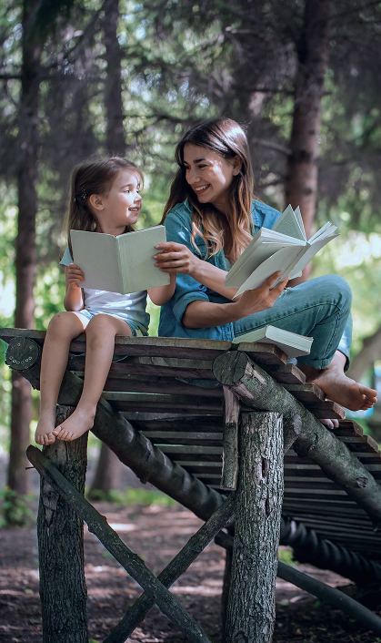 mère lis avec sa fille