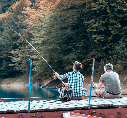 Deux hommes qui pêchent